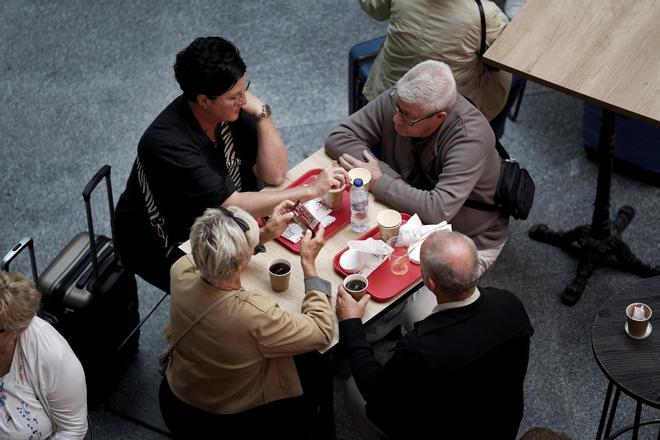 Viajeros en la estación de Atocha después del apagón eléctrico del día 28
