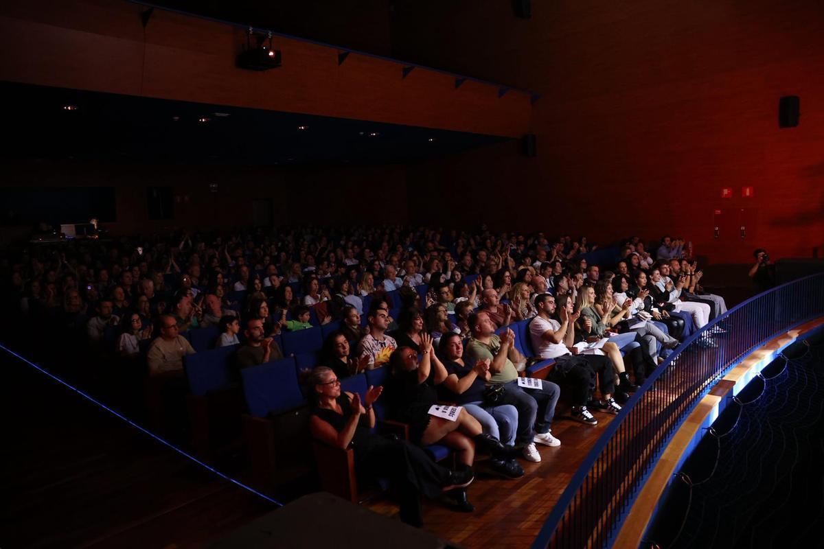 El teatro se ha llenado de asistentes para disfrutar del espectáculo preparado.