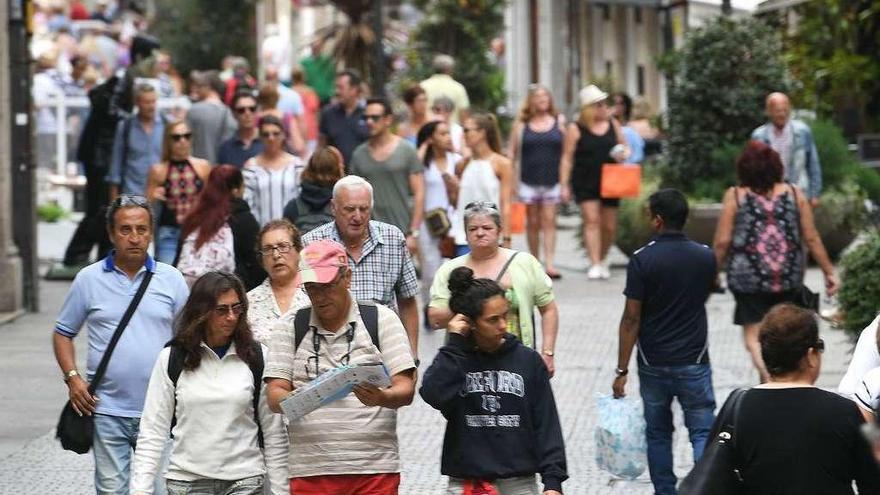 Un grupo de turistas pasea por el centro de una capital gallega. // Carlos Pardellas