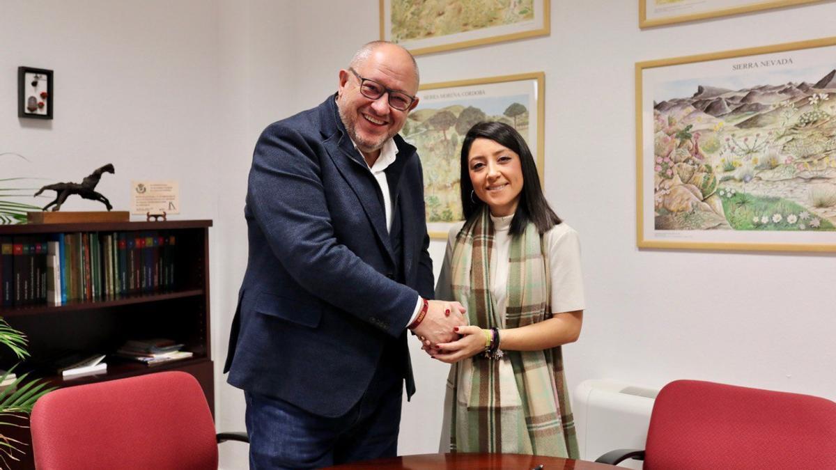 Manuel Torralbo y Cintia Bustos, en la firma del convenio.