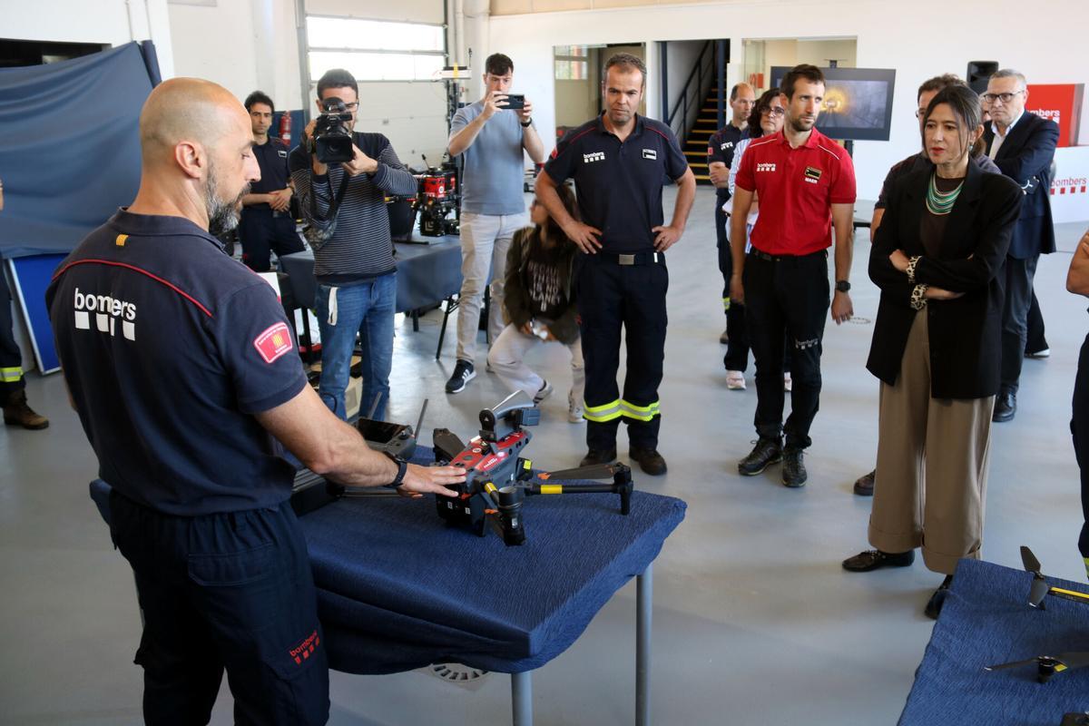 La consellera de Interior, Núria Parlon, durante la visita a la Unidad de Drones de Bombers de la Generalitat