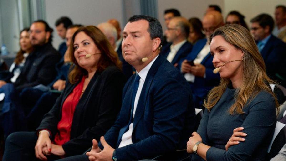 De izquierda a derecha, Beatriz Calzada, Gustavo Santana y María Fernández, en la jornada inaugural de este martes