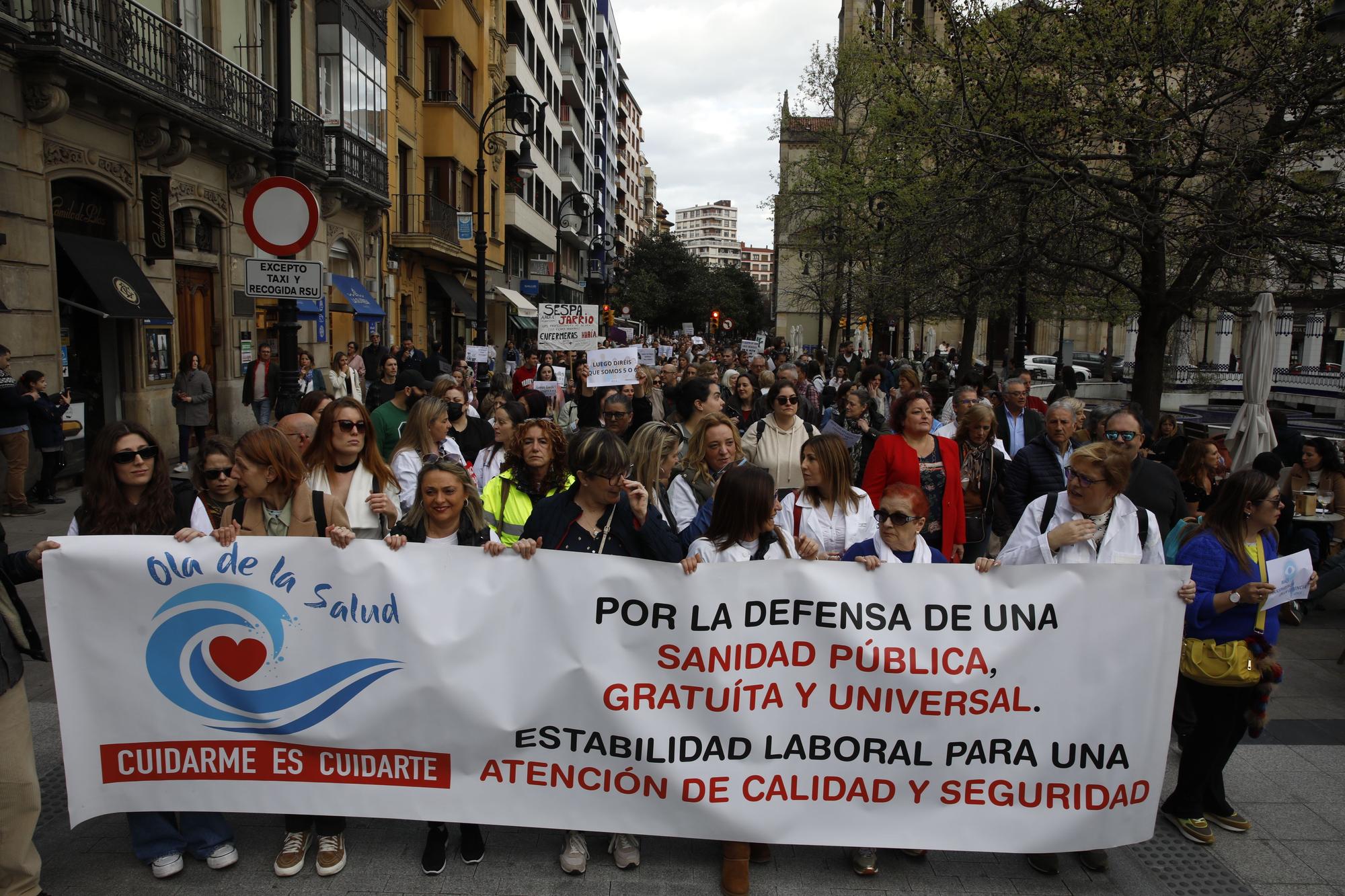 En imágenes: Los sanitarios se manifiestan en Gijón al grito de "no queremos más dinero, queremos mejores condiciones laborales"