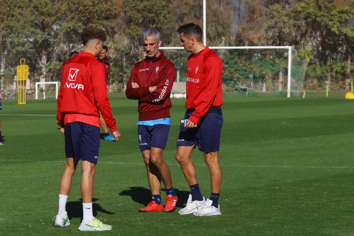 José Bretones habla con Carracedo y Simo durante un entrenamiento del Córdoba CF, esta temporada.