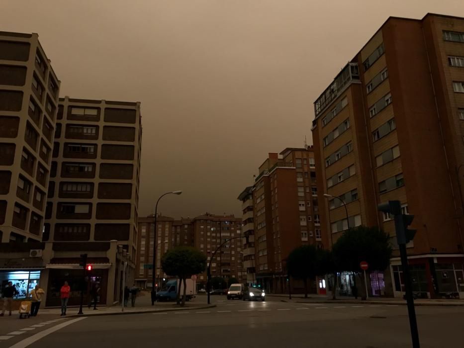 Oscuridad y fuerte olor a humo en toda Asturias