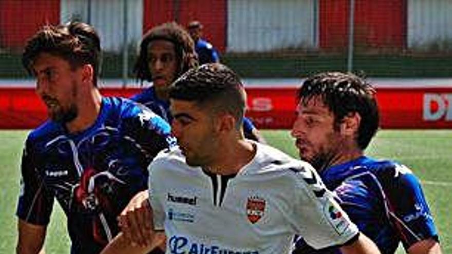 Coque y Alcañiz intentan arrebatarle el balón a Sergio Arribas en el partido del pasado domingo.