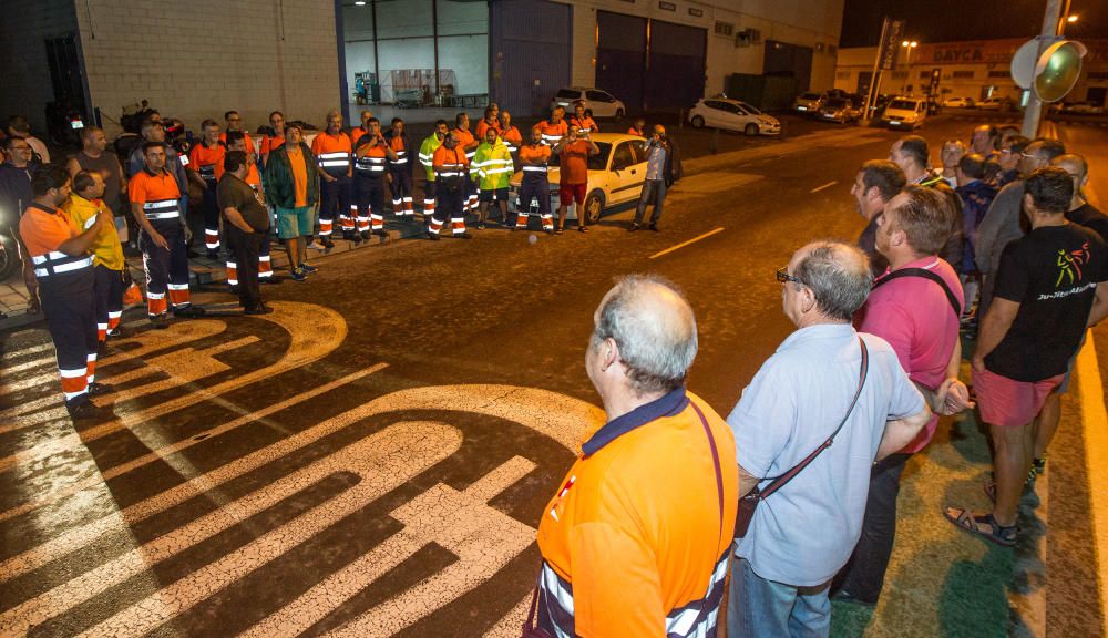 Empleados de UTE Alicante participan esta mañana en una nueva acción de protesta contra la concesionaria