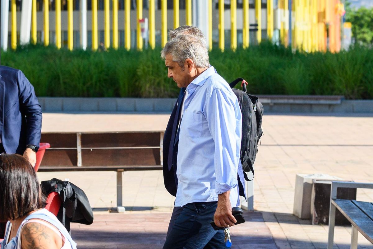 A la izquierda, el director del colegio de Corazonistas, Jorge Reija, junto a su abogado, el letrado Javier Osés, antes de la declaración ante el Juzgado de Instrucción número 3 de Zaragoza, este miércoles por la mañana.