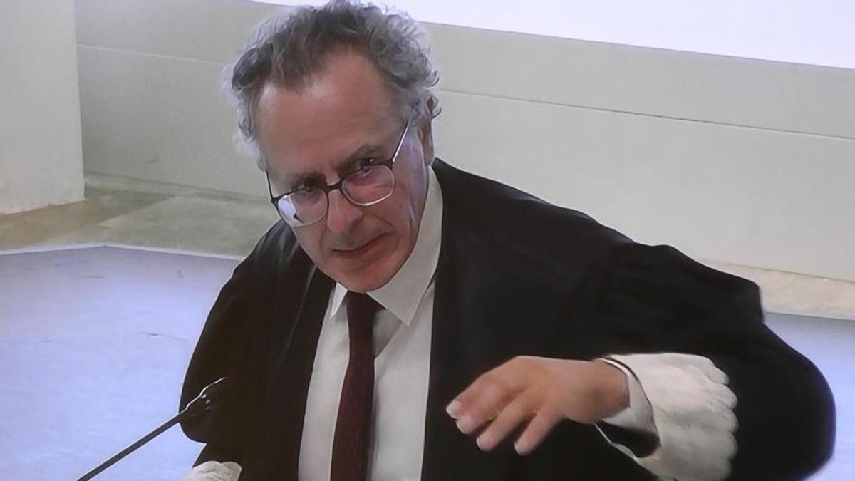 El fiscal, durante una de sus intervenciones durante el juicio.