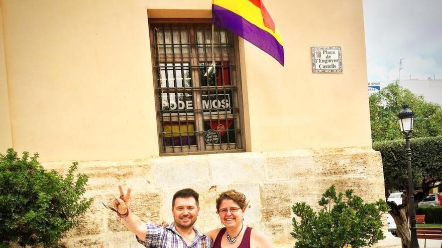 Frederic Ferri y Beatriz Serra, con la bandera.