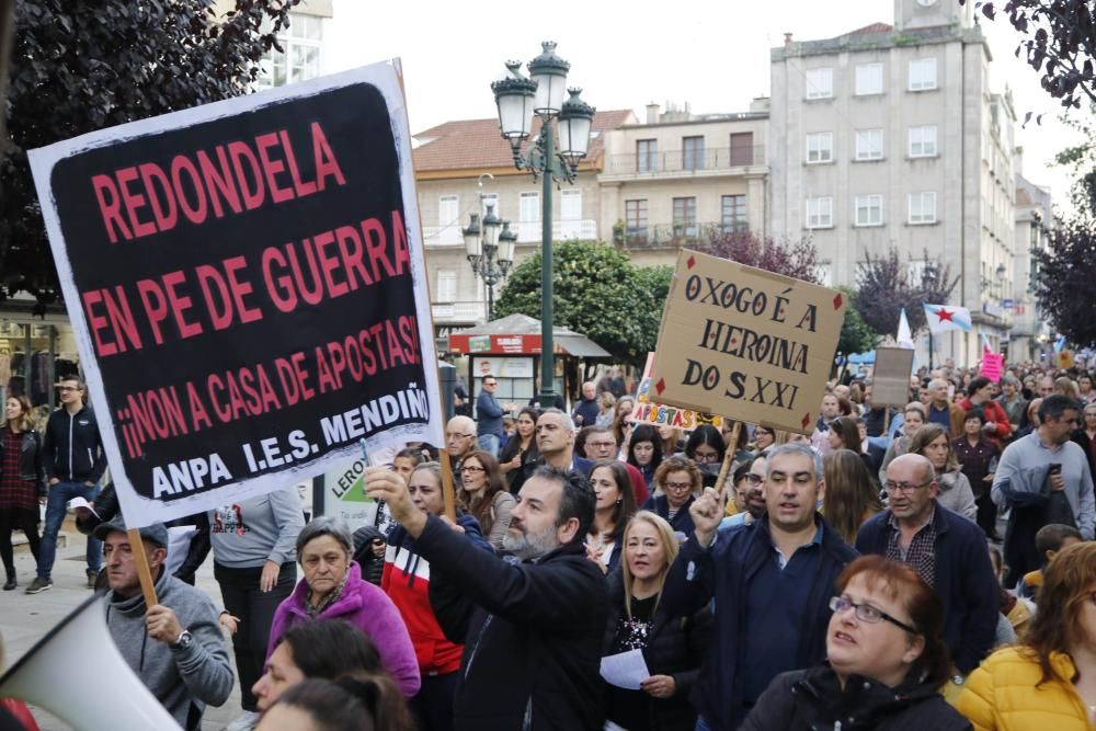 Redondela clama contra las casas de apuestas. // Alba Villar