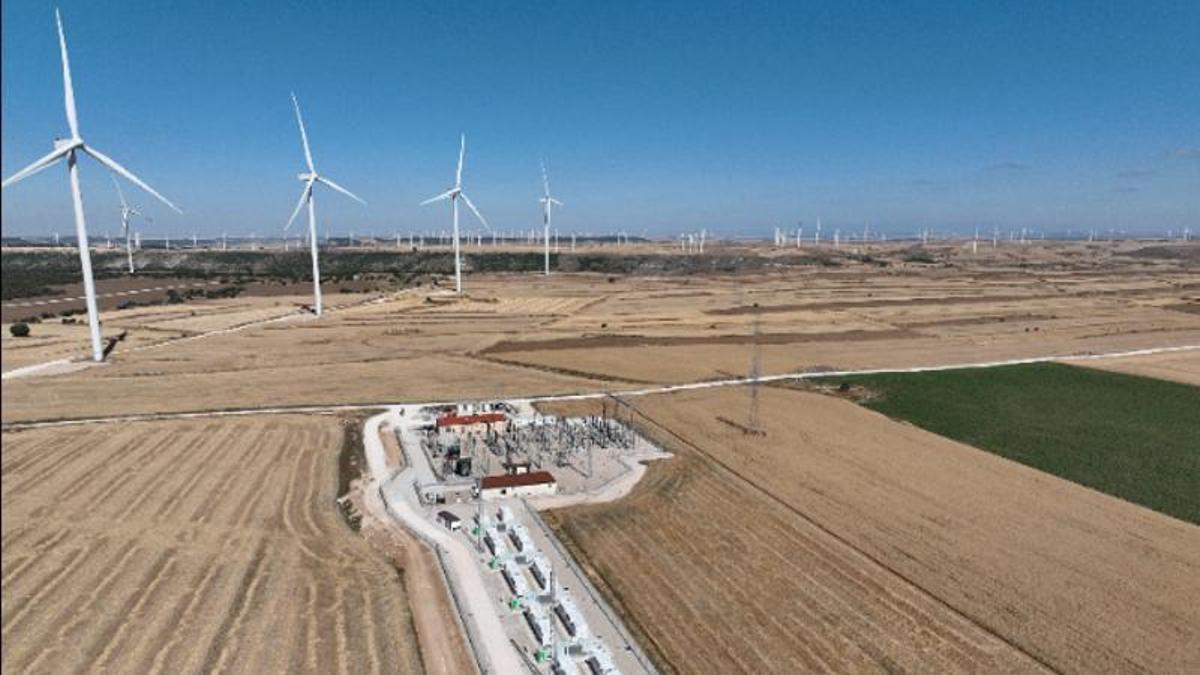 Complejo de baterías para el almacenamiento de la energía eólica generada en un parque anexo.