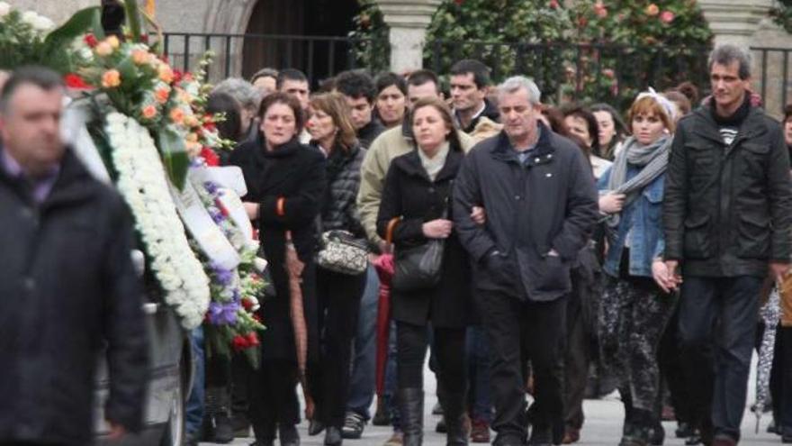 El cortejo fúnebre a su salida del tanatorio de Cambados, camino de la iglesia.  // J.L.Oubiña