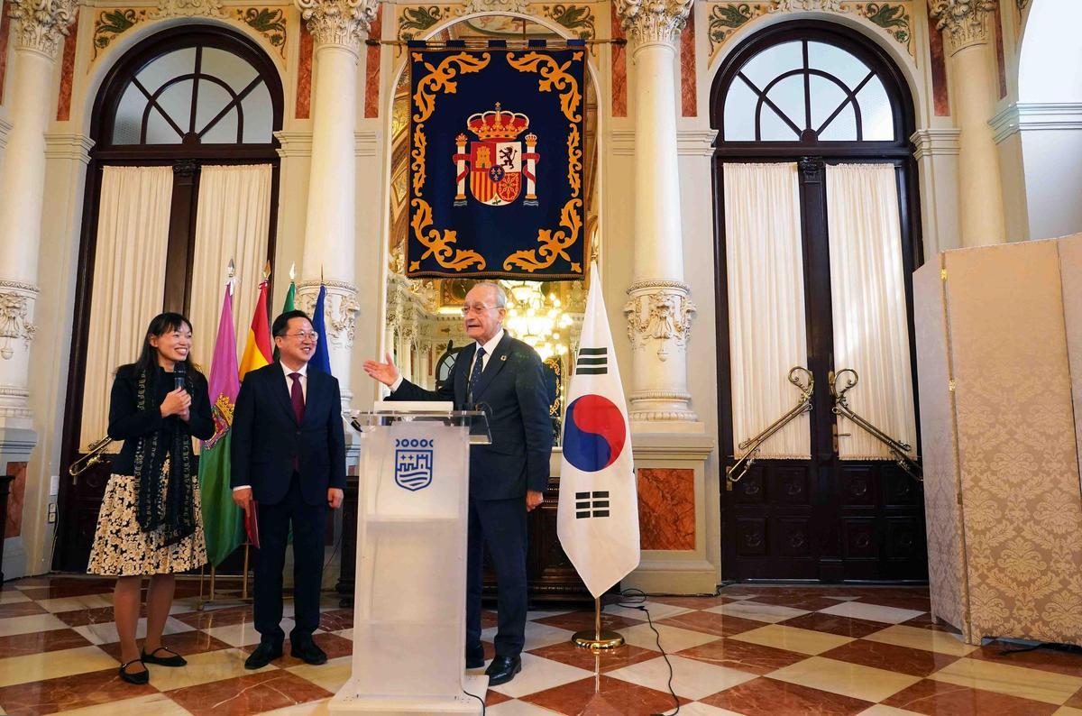 El alcalde de Málaga, Francisco de la Torre, y el alcalde de la ciudad metropolitana de Daejeon (Corea del Sur), Jang Woo Lee, mantienen un encuentro institucional e informan de alianzas entre ambas ciudades.
