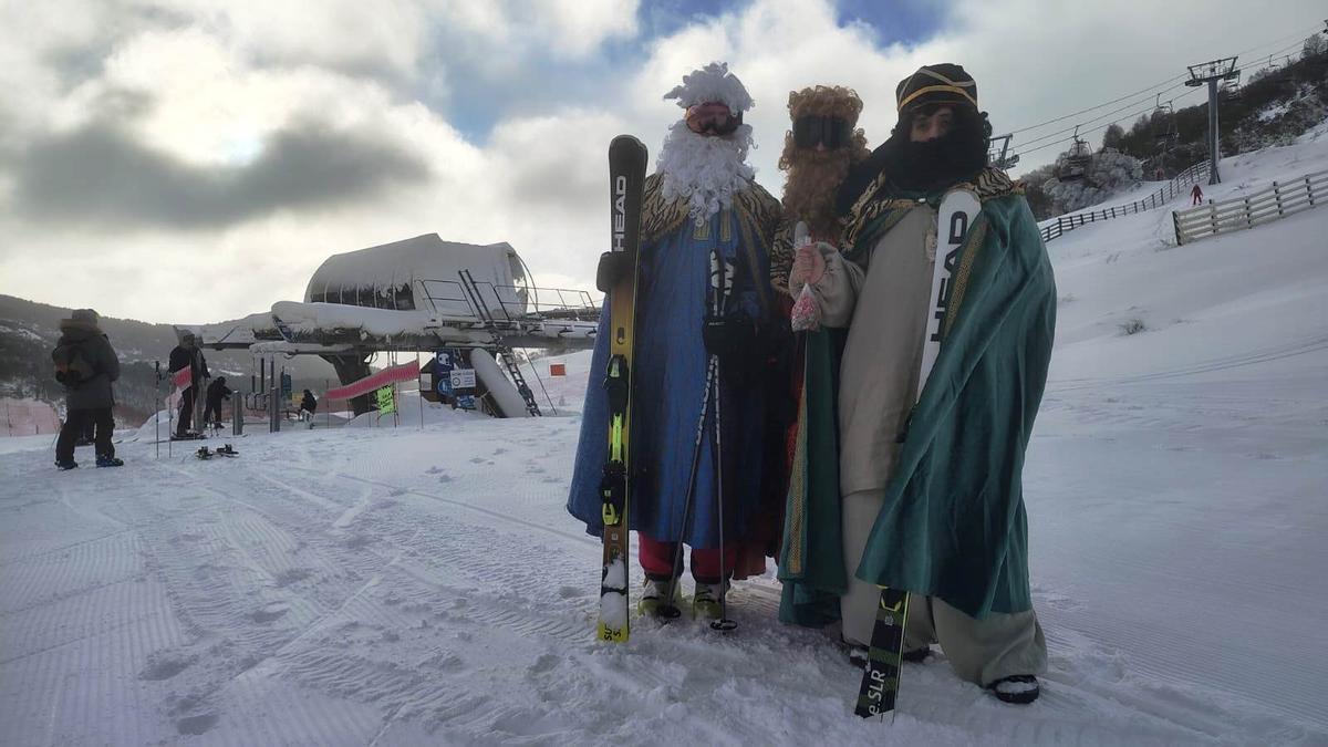 Los Reyes Magos visitando la estación de Leitariegos.