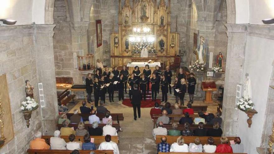 Un momento de la actuación de una de las corales, ayer en la iglesia de Beluso. // Santos Álvarez