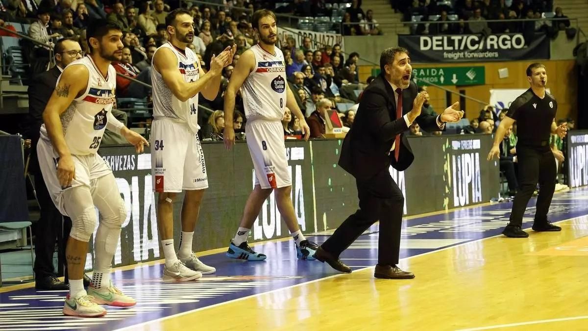 Gonzalo Rodríguez anima a sus jugadores en un encuentro.