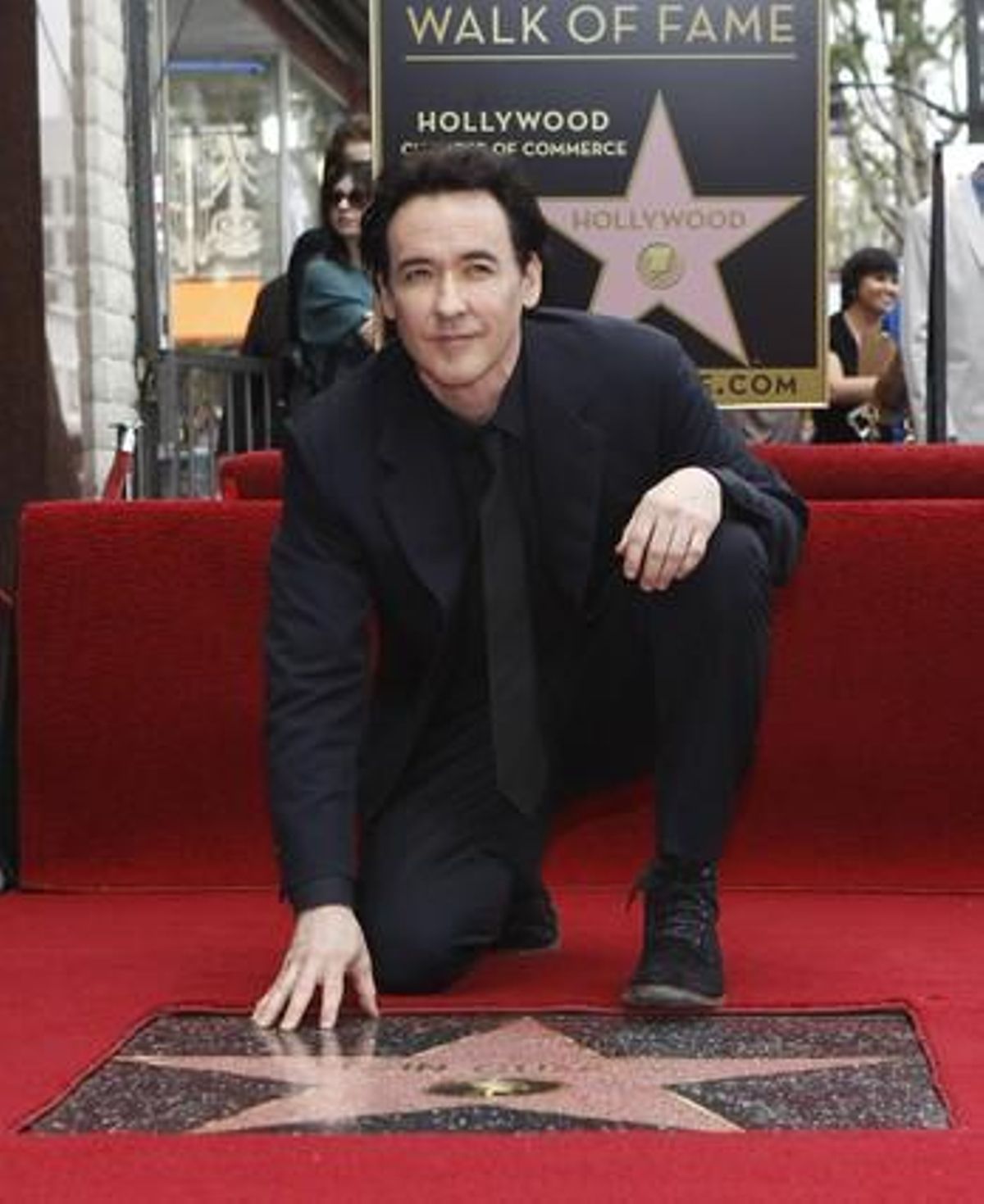 L’actor John Cusack toca la seva estrella al passeig de la Fama de Hollywood. L’actor John Cusack toca la seva estrella al passeig de la Fama de Hollywood.