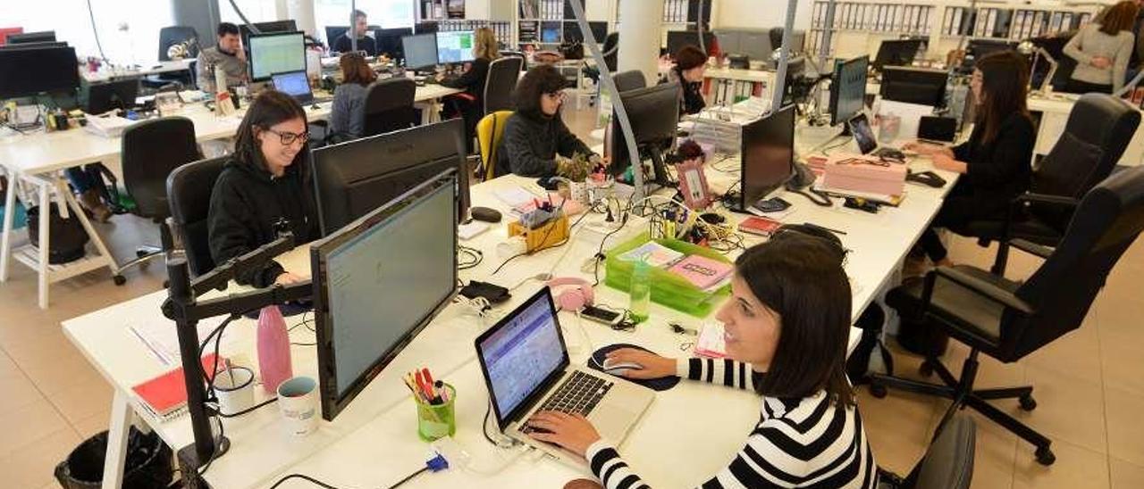 Mujeres trabajando en una oficina de una empresa de la ciudad de Pontevedra. // Gustavo Santos