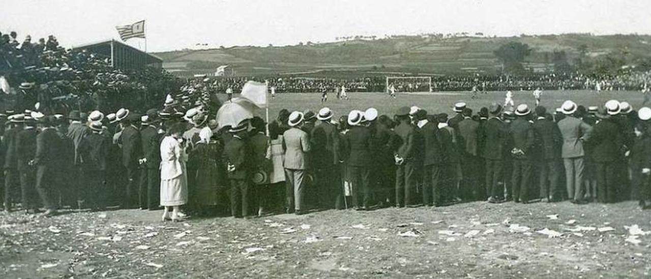 Uno de los primeros partidos en El Molinón.