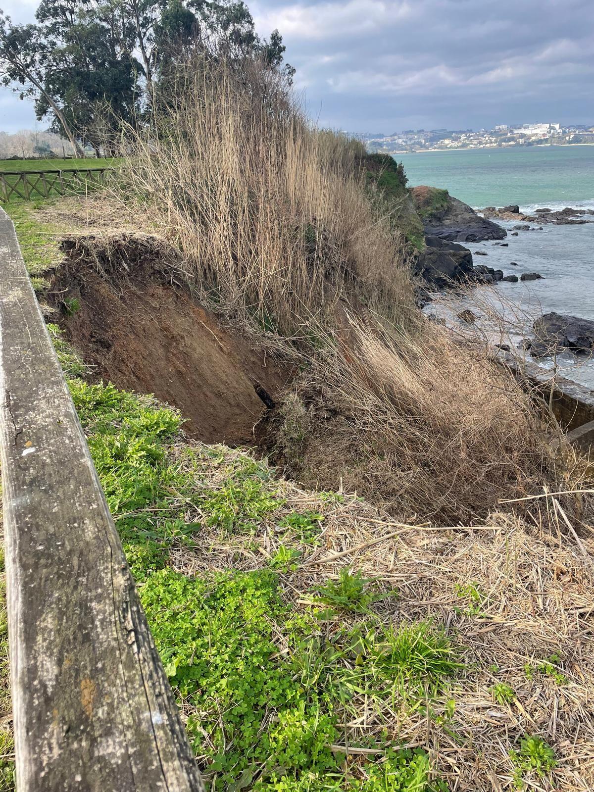 Desprendimiento en el acceso a la playa de Naval, en Santa Cruz