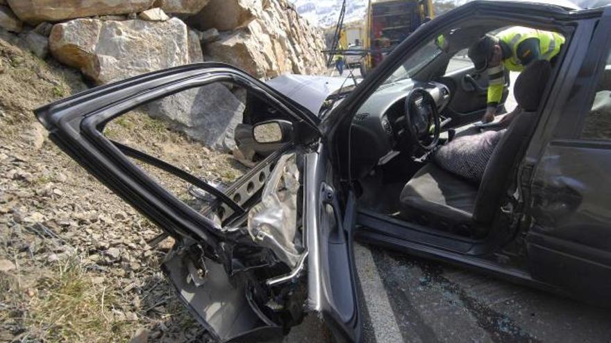 Las secuelas de un accidente de tráfico en una carretera de la región.