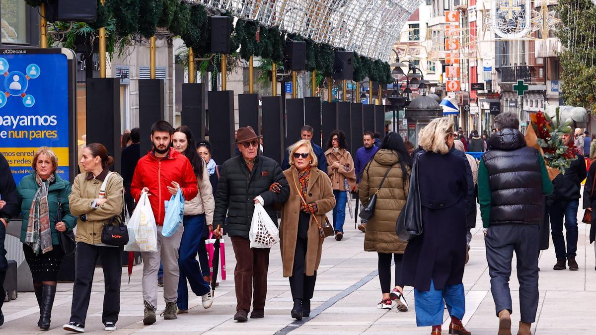 Turistas por el centro de Oviedo.