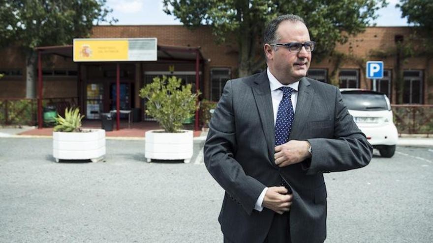 Antonio José García, abogado de Muñoz, ayer a las puertas de la prisión ayer.