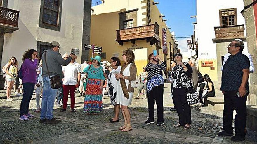 Un grupo de turistas en el centenario barrio de Vegueta.