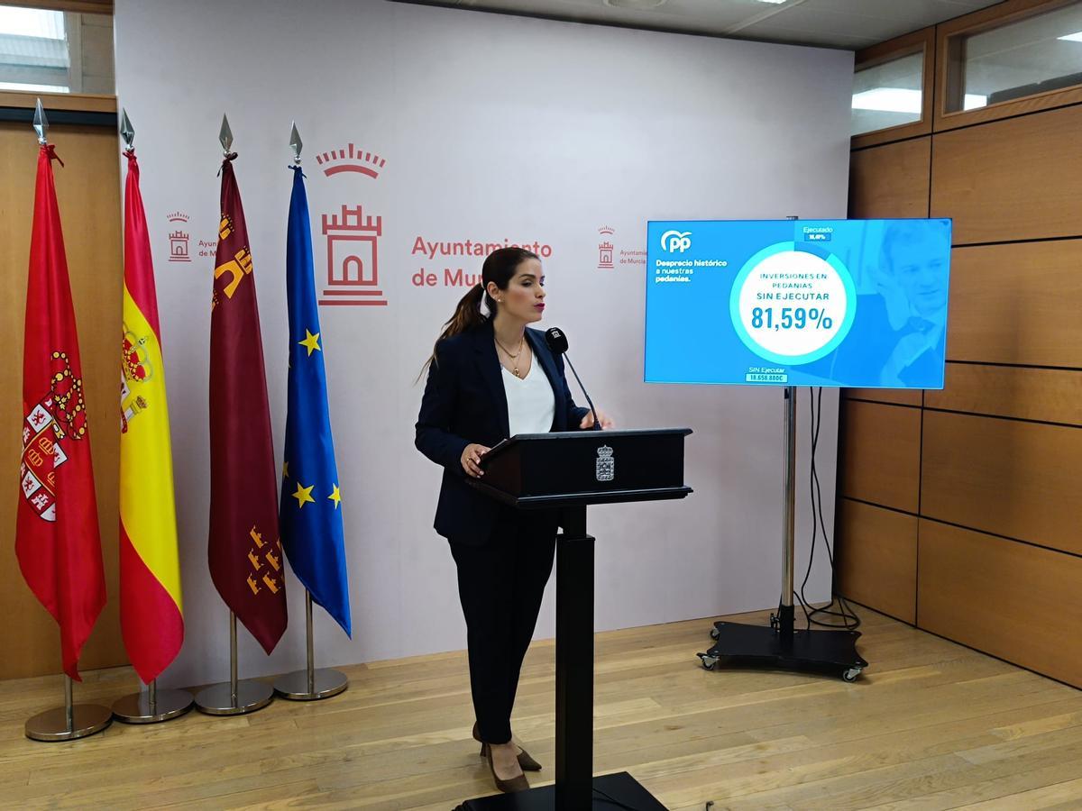 Carmen Fructuoso, concejala del PSOE, en la rueda de prensa sobre las inversiones en pedanías.