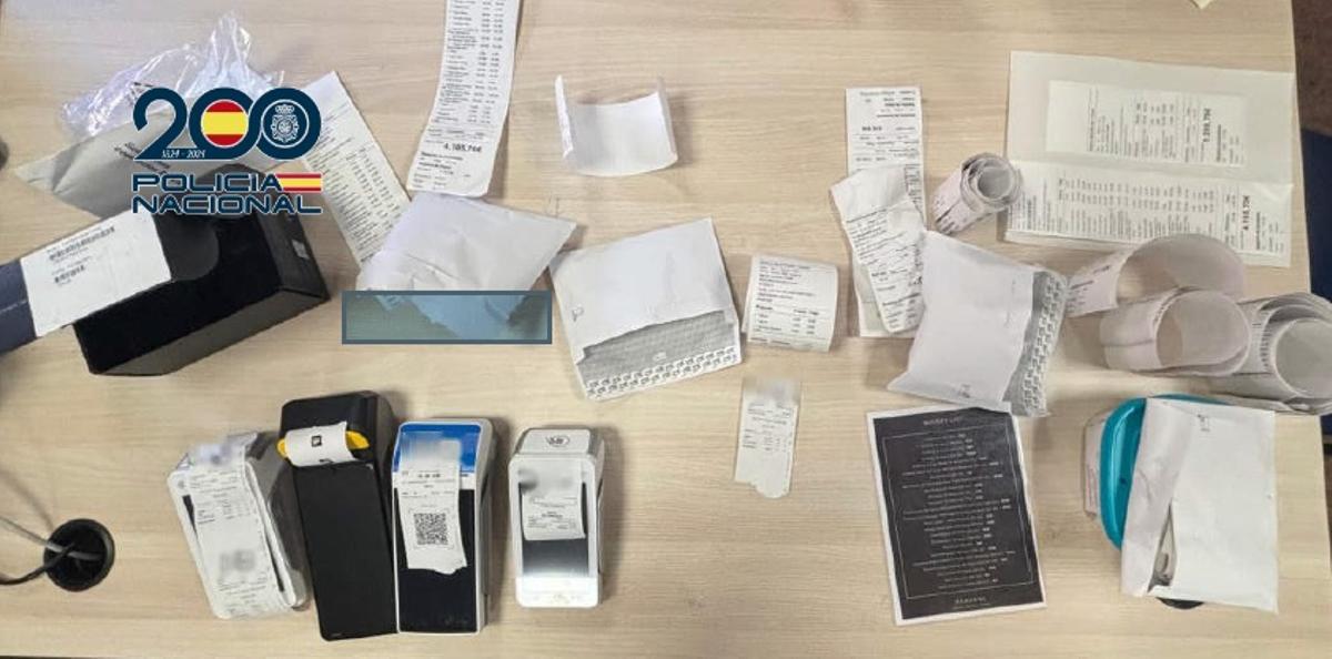 Facturas y TPVs incautadas en el establecimiento.