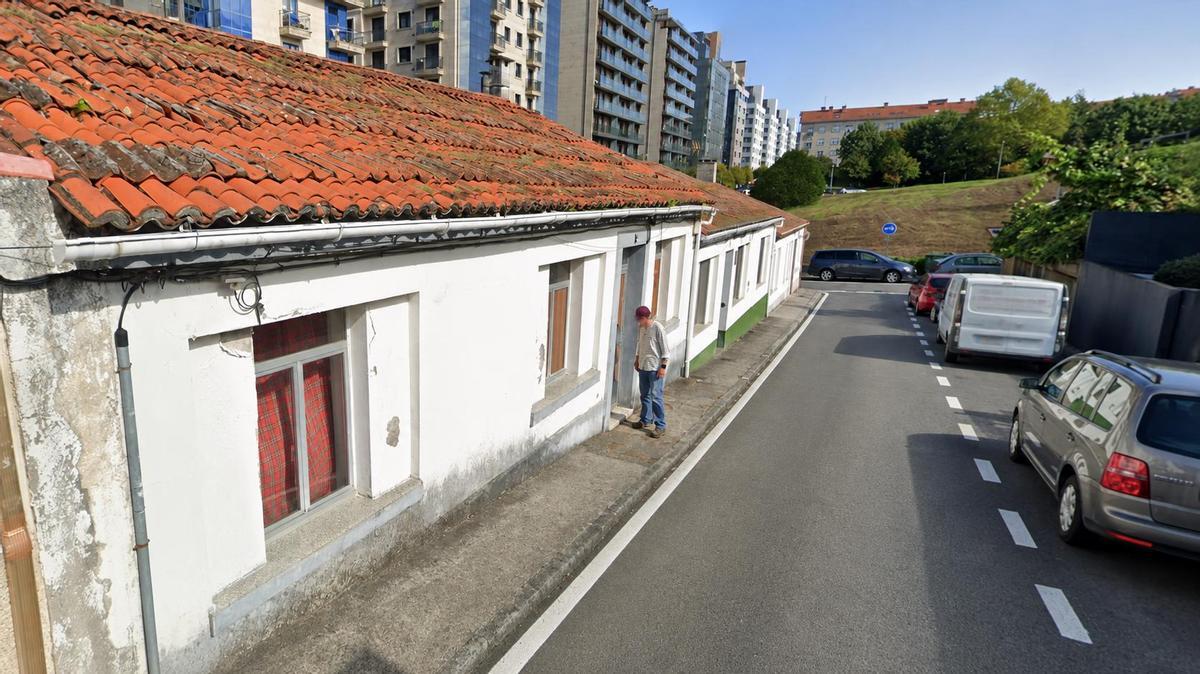 Imagen de la entrada principal de la vivienda en la que ha aperecido un hombre muerto este jueves por una posible sobredosis, en el número 3 de la rúa José María Lacarra