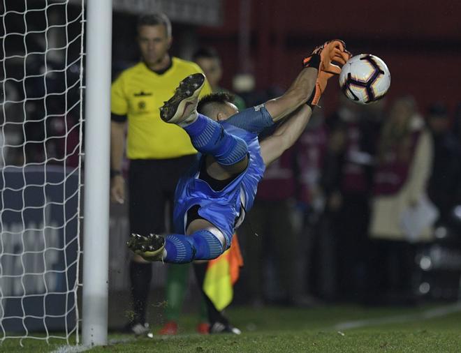 El portero argentino Colón, Leonardo Burian, detiene el último tiro penal de la tanda de penaltis durante el partido de fútbol de ida y vuelta de dieciséis partidos de la Copa Sudamericana contra Argentinos Jrs. en el estadio diego maradona de bueno