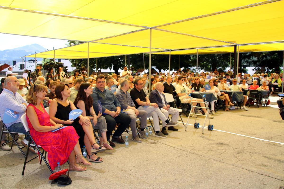 Unes 380 persones s'apleguen a Planoles per homanetjar a Jordi Pujol