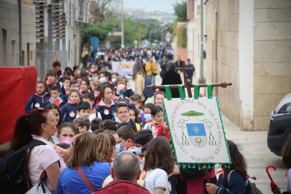 El obispo José Ignacio Munilla recibe a los niños en la Peregrina Escolar de Santa Faz