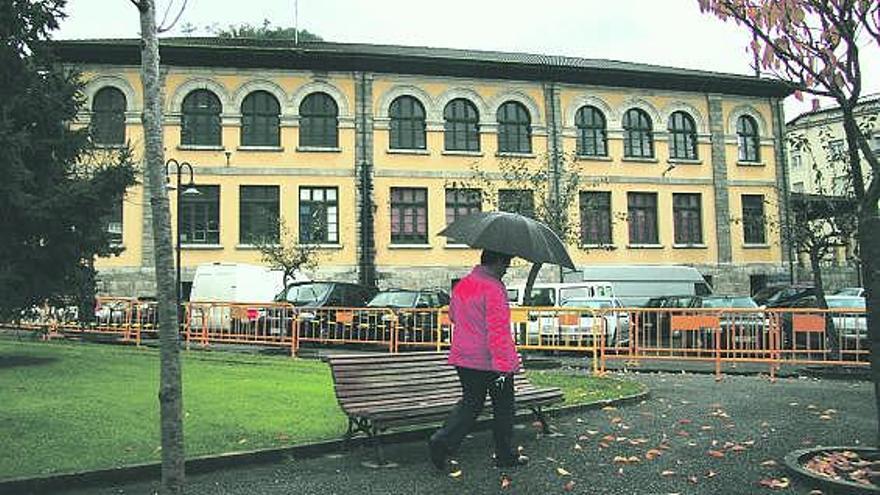 Las antiguas escuelas, donde se ubicarán la biblioteca y el telecentro, en Pravia.