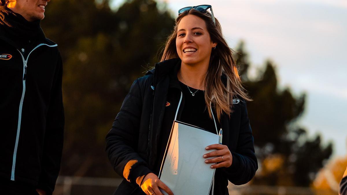 Nerea Martí, de Campos Racing, reconociendo la pista