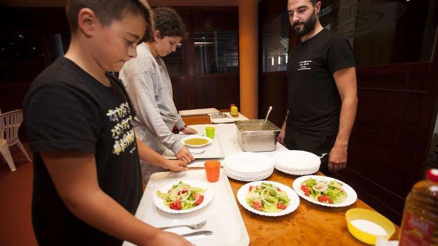 Los alumnos pueden escoger dos primeros platos y otros dos segundos. // Bernabé/Cris M.V.