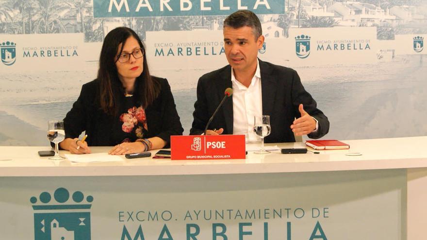Los concejales socialistas Isabel Pérez y José Bernal.