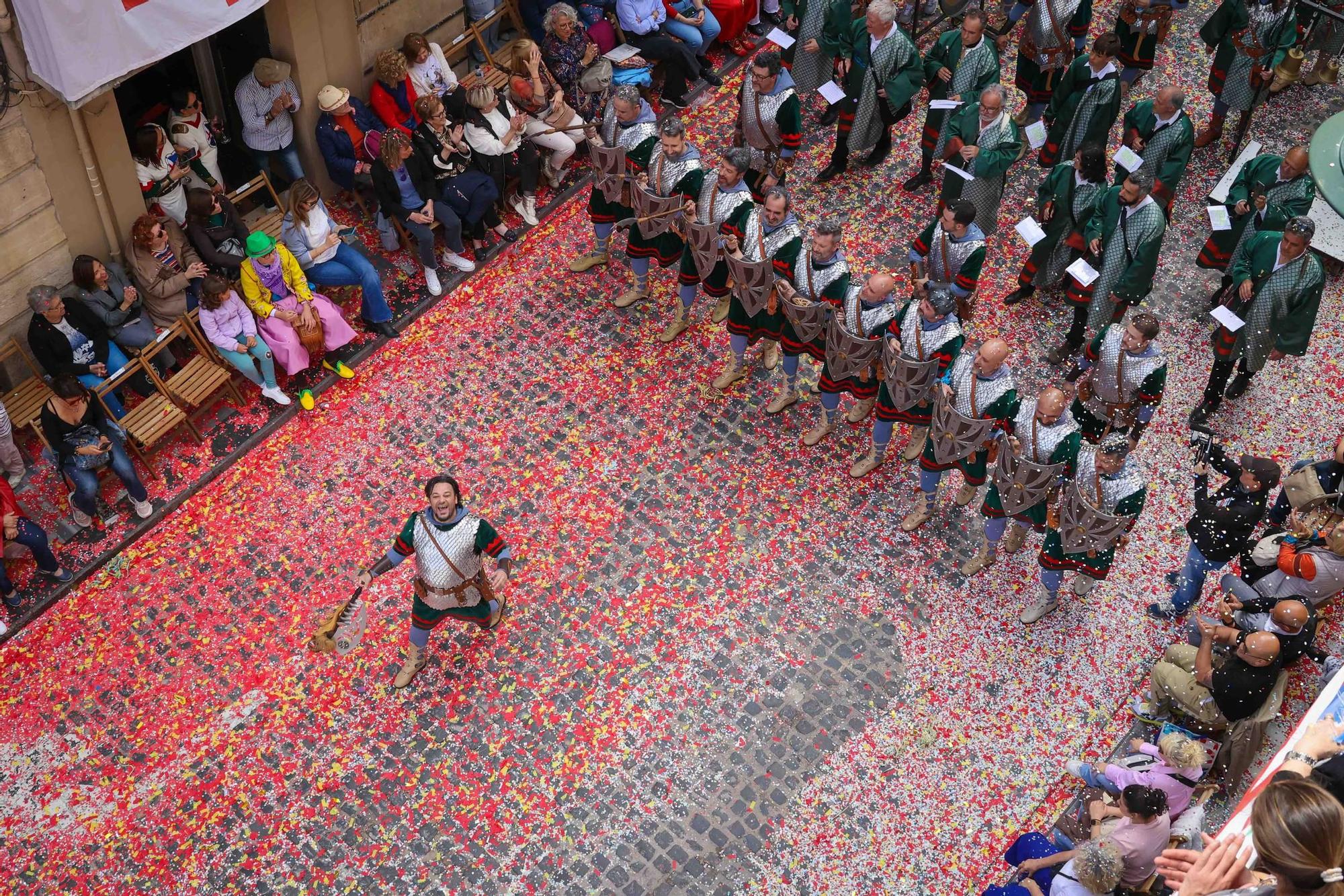 Alcoy se entrega al espectáculo de las tropas cristianas