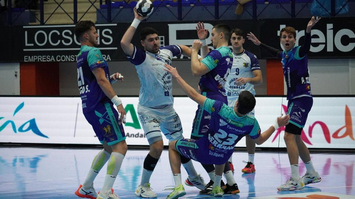 Juan Quintas en una acción ofensiva del duelo de ayer entre Puente Genil y Frigoríficos del Morrazo.
