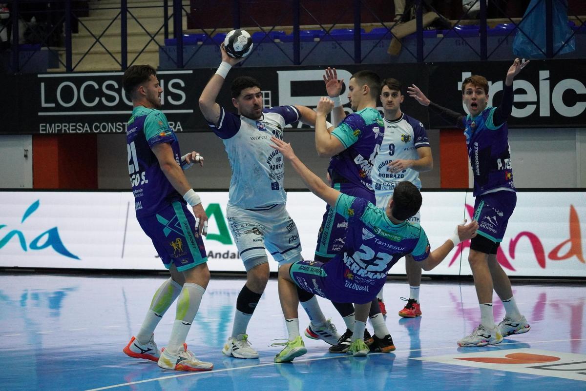 Juan Quintas en una acción ofensiva del duelo de ayer entre Puente Genil y Frigoríficos del Morrazo.