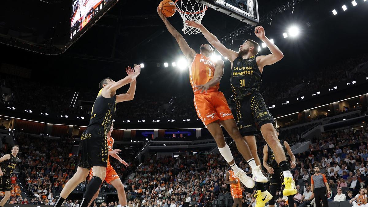 Kameron Taylor anota  para el Valencia Basket en el duelo del domingo frente al Canarias.