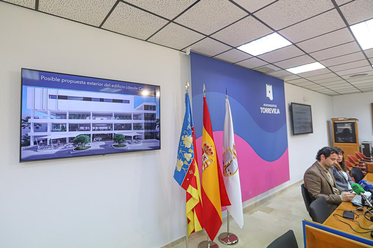 Presentación de la propuesta de imagen exterior de la redemodelación de La Plasa en la que han participado el alcalde Eduardo Dolón y la edil Sandra Sánchez