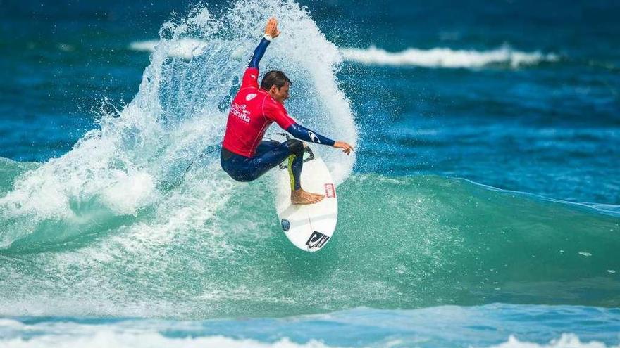 Un surfista, durante el A Coruña Pro que se celebró el año pasado en Caión.