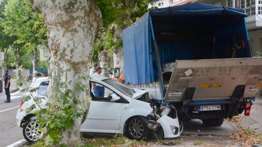 Herido grave tras chocar con un camión aparcado en Pontevedra