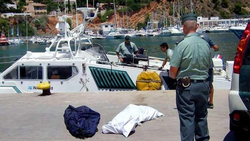 Efectivos de la Guardia Civil custodian los dos cadáveres que han sido localizados hoy en aguas del Mediterráneo, el primero a 20 millas del Cabo de la Nao y el segundo a diez millas de este mismo punto geográfico.