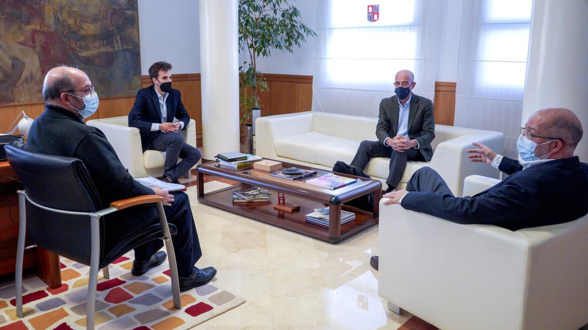 El vicepresidente Francisco Igea y responsables de la plataforma Proyecto Arraigo, durante la reunión.