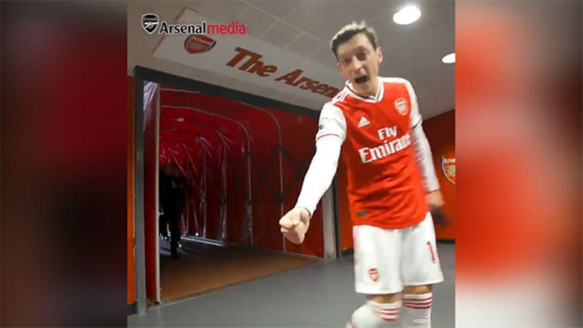 A Özil no se le olvidan las palabrotas en español