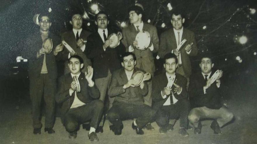 Julio, primero por la izquierda agachado, con una charanga de amigos de Vioño en su juventud.